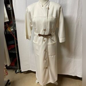 Vintage Leslie Fay 90’s size 14.  Creamy white pit/pit 22”-L 43” quarter sleeve